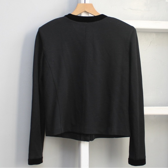 Adrienne Vittadini VTG Black Collarless Velvet Trim Cropped Blazer Size Medium - Picture 2 of 5